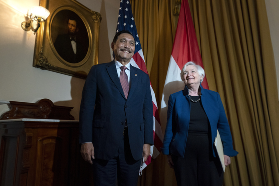 Treasury Secretary Janet Yellen, right, meets with Indonesian Coordinating Minister for Maritime Affairs and Investment Luhut Binsar Pandjaitan on Sept. 16, 2022, at the Treasury Department in Washington. [AP/YONHAP[