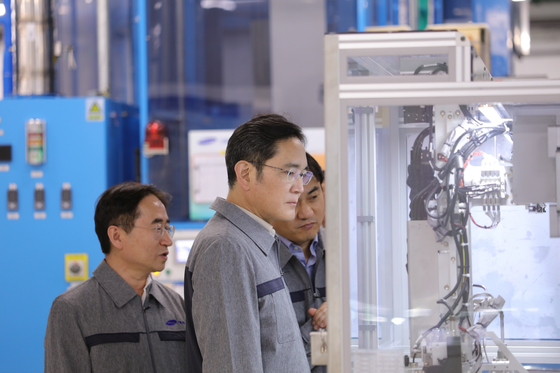 Samsung Electronics Executive Chairman Lee Jae-yong, right, inspects a multilayer ceramic capacitor production plant in Tianjin, China, Friday. [SAMSUNG ELECTRONICS]
