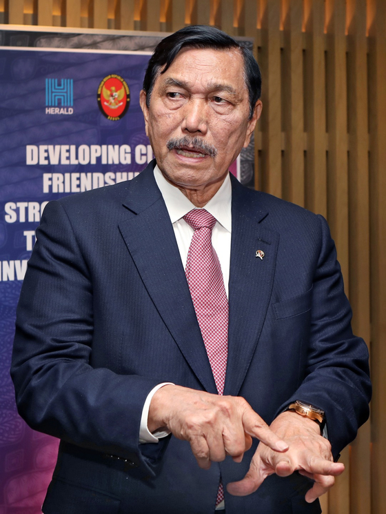 Luhut Binsar Pandjaitan, coordinating minister of maritime and investment affairs of Indonesia speaks with a group of reporters at the Ambassador Seoul-A Pullman Hotel on Friday. [PARK SANG-MOON]