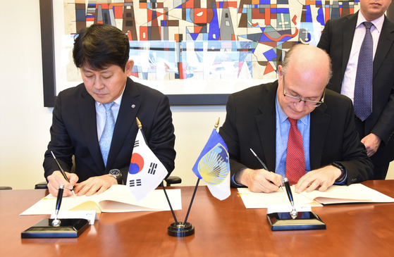 Seoul Guarantee Insurance CEO Yoo Kwang-yeol, left, and Inter-American Development Bank (IDB) President Ilan Goldfajn sign a memorandum of understanding at the IDB headquarters in Washington D.C. on Tuesday. [SEOUL GUARANTEE INSURANCE] 