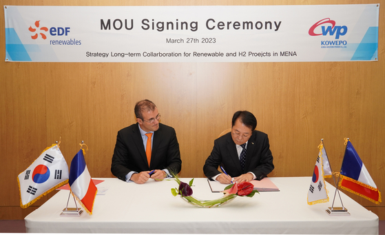 Korea Western Power Corporation CEO Park Hyung-duck, right, signs a memorandum of understanding with EDF Renewables in Paris on Monday. [KOREA WESTERN POWER CORPORATION]