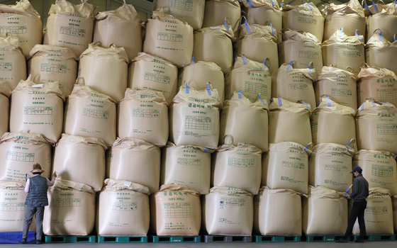 A public rice storage facility in Cheongju, North Chungcheong, on March 23. The DP pushed a reform bill that will mandate the government to purchase excess rice. [YONHAP] 