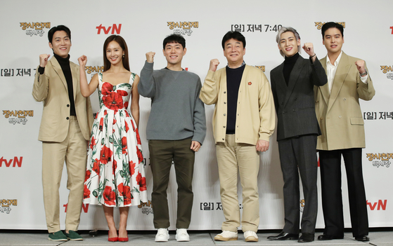 From left, singer John Park, Yuri of girl group Girls' Generation, main producer Lee Woo-hyung, chef Paik Jong-won, Bambam of boy band GOT7 and actor Lee Jang-woo pose for a photo during a press conference for ″The Restauranteur Paik″ at Seoul Garden Hotel in Mapo District, western Seoul, Wednesday. [NEWS1] 