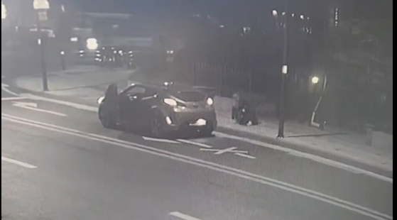 A surveillance camera capured a woman being forced into a car in front of an apartment complex in Yeoksam-dong, Gangnam, Seoul on Wednesday. She was found dead near a dam that is 13 kilometers south of Seoul. All three suspects have been arrested on Friday. [JOONGANG ILBO]