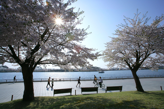 Visitors at Ilsan Lake Park enjoy the sunny afternoon by the lake. [GOYANG CITY]
