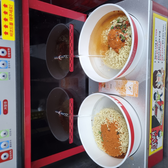 Hangang ramen is a popular treat when visiting the Han River. [KIM DONG-EUN]