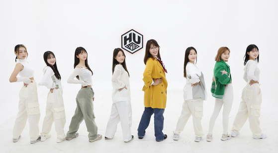Shin Yona, dean of the Department of K-pop at Howon University at center, poses for photos with members of girl group A-plus after an interview with the Korea JoongAng Daily on March 23 at Howon University located in Gunsan, North Jeolla. [PARK SANG-MOON]