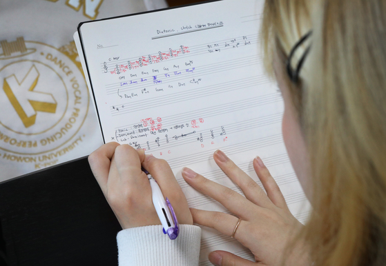 Students take note during a piano and harmonics class at Howon University, North Jeolla[PARK SANG-MOON]