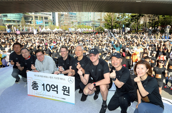 Mercedes-Benz Korea's CEO Thomas Klein, third from right, poses for the camera at the marathon held in Busan on Sunday to support the city's bid. [MERCEDES-BENZ KOREA]
