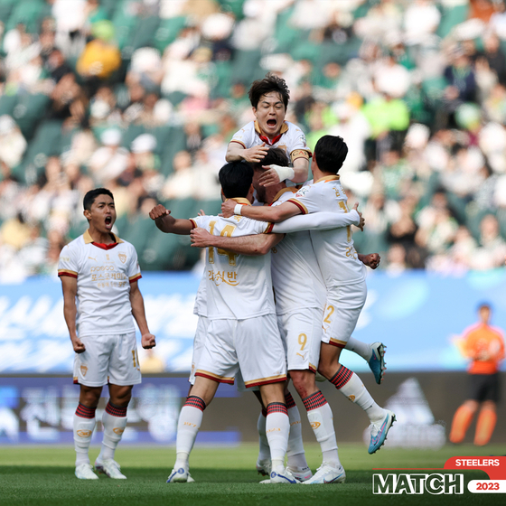 The Pohang Steelers celebrate after scoring a goal in a K League game against Jeonbuk Hyundai Motors in a photo shared on the Steelers' official Facebook account on Sunday. [SCREEN CAPTURE] 
