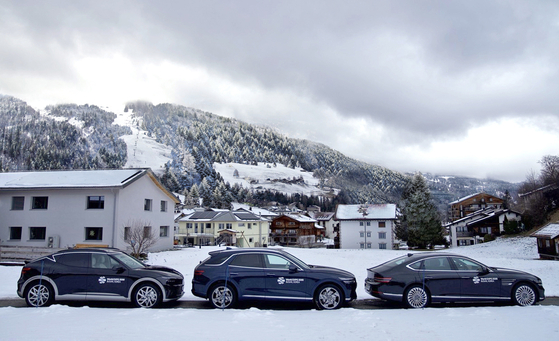 Hyundai Motor vehicles show signs supporting Busan's bid to host the World Expo in Davos, Switzerland. [HYUNDAI MOTOR]