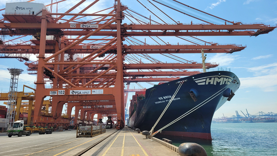 A mega container ship is at Busan New Port. Before the New Port was established in the early 2000s, the North Port served as the main port of Busan. [YONHAP]