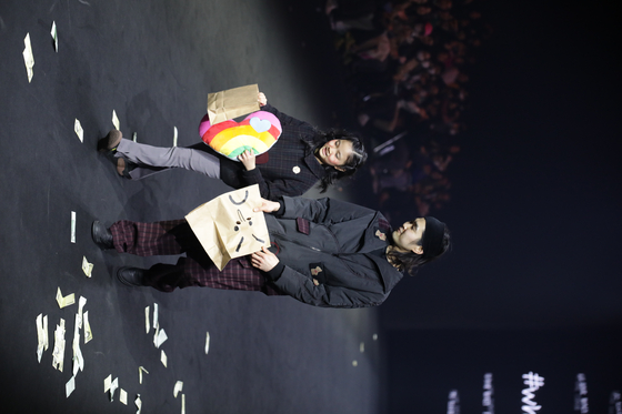 Designer Lee Sung-bin, right, and his daughter Luna at the ending of #whysocerealz!'s Seoul Fashion Week show last month. [#WHYSOCEREALZ!]
