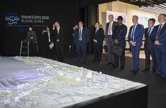 The BIE delegation looks around the expo site at an observation deck on the fifth floor of the BPEX on Wednesday. [YONHAP]