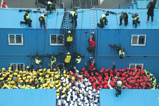 Crowd control officers practice emergency drills for crowd surges at the Seoul Mobile Police Headquarters in Jung District, central Seoul, on Thursday. On Oct. 29, a crowd crush led to the death of 158 people after a massive number of people flocked into a narrow alleyway of central Seoul's Itaewon to celebrate the first Halloween in years without Covid-19 restrictions. One survivor later committed suicide. [YONHAP]