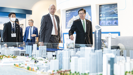 Busan Mayor Park Heong-joon, right, walks with Patrick Specht, president of the BIE's Administration and Budget Committee, at the Busan Port International Exhibition & Convention Center (BPEX) on Wednesday. [YONHAP]