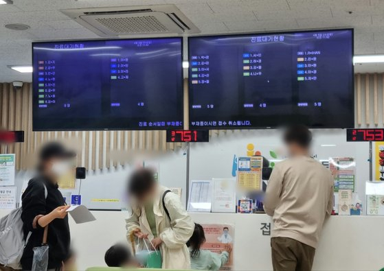 Parents register their children at Woorisoa Children's Hospital in Guro District, western Seoul on Wednesday. [YI WOO-LIM]