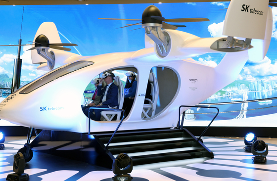 The BIE delegation takes a virtual tour of the North Port, the proposed venue for World Expo 2030, and learns how it will change in the future on Wednesday. [YONHAP]