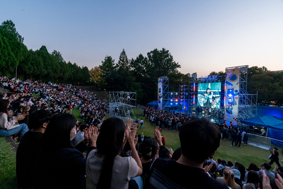 Ajou students enjoying the school festival at the outdoor theatre [AJOU UNIVERSITY]