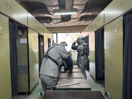 Hyundai Heavy Industries‘ Technicians conduct specialized welding training at Technical Education Institute in Ulsan on Tuesday. [SEO JI-EUN]