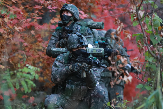 Soldiers from the South Korean Army's II Corps take part in the Hwarang exercise in October last year. [REPUBLIC OF KOREA ARMY II CORPS]