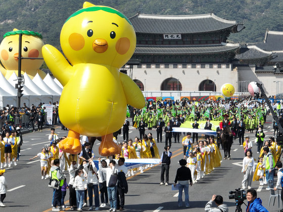 A chick balloon parades in Gwanghwamun Square in central Seoul on Sunday. [YONHAP]