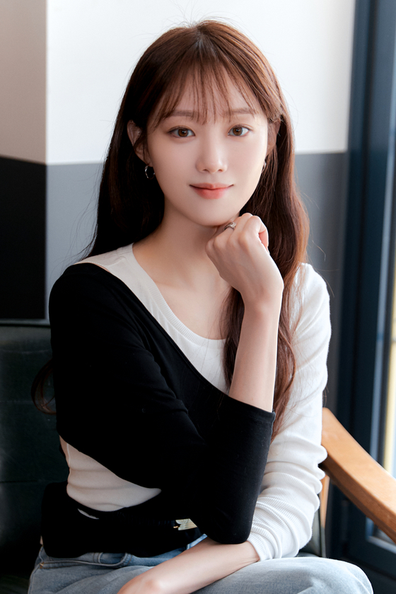 Actor Lee Sung-kyung poses for a photo during a roundtable interview with local press in central Seoul on Monday. [WALT DISNEY COMPANY KOREA]