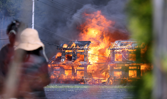 A fire engulfs a building in Nangok-dong in Gangeung, Gangwon, on Tuesday morning. Some 100 buildings burned to the ground due to the massive fire. [YONHAP]