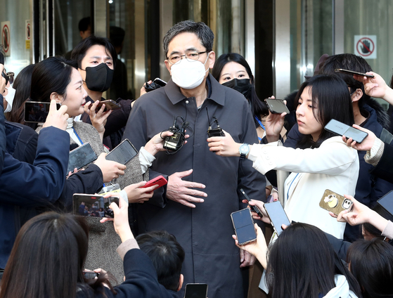 Former People Power Party lawmaker Kwak Sang-do speaks to media as he leaves the Seoul Central District Court in Seocho District, southern Seoul following his trial on Feb. 8. [YONHAP]