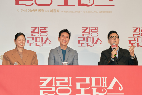 From left, actors Lee Ha-nee, Lee Sun-kyun and director Lee Won-suk speak during a press conference for ″Killing Romance″ at Lotte Cinema Konkuk University branch in eastern Seoul on Monday. [LOTTE ENTERTAINMENT]