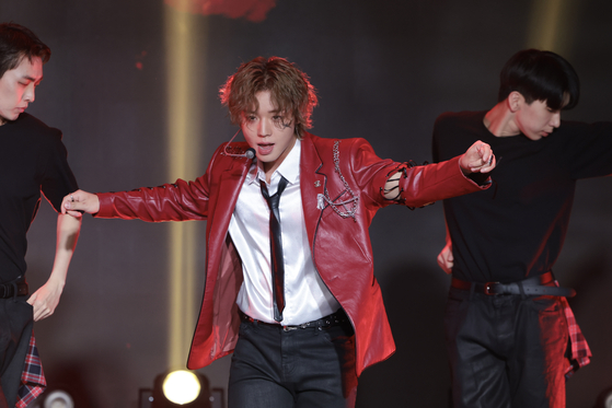 Singer and actor Park Ji-hoon perfoms lead track ″Blank Effect″ at the press showcase for his seventh EP ″Blank or Black″ on Wednesday. [MAROO CORP]