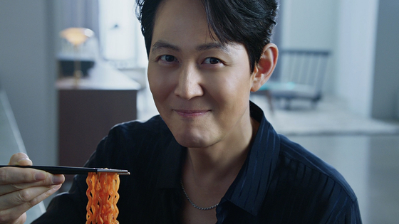 Actor Lee Jung-jae promotes Harim's The Misik Bibimmyeon. [HARIM]