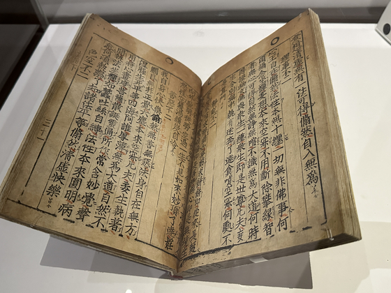 Jikji inside a showcase at the BnF, or the National Library of France in paris, for the first time in 50 years. [YONHAP] 