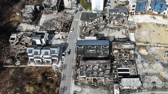 Pension houses right next to an apartment complex are burned by the Gangneung wildfire on Tuesday. [NEWS1]