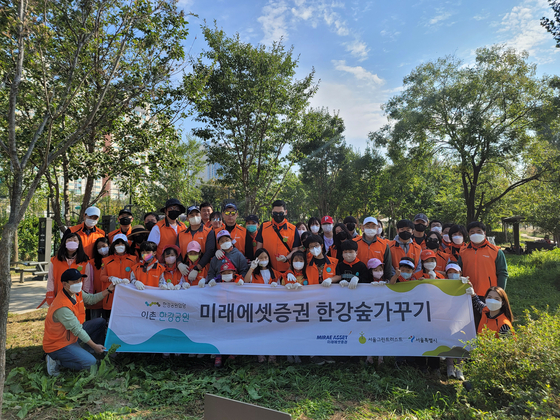 Mirae Asset Securities employees pose along the Han River. [MIRAE ASSET SECURITIES] 