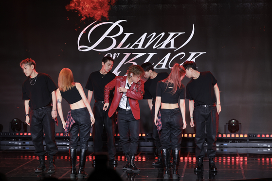 Singer and actor Park Ji-hoon perfoms lead track ″Blank Effect″ at the press showcase for his seventh EP ″Blank or Black″ on Wednesday. [MAROO CORP]