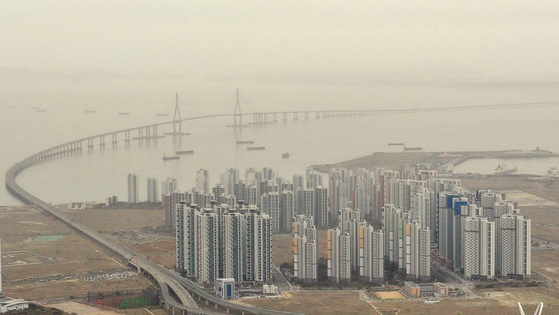 Yellow dust blankets Incheon while obscuring the view of the landmark Incheon Bridge on Thursday. Yellow dust from China has choked the entire country for the last two days. Korea's weather agency projected that the dust will continue until Friday morning. [YONHAP]