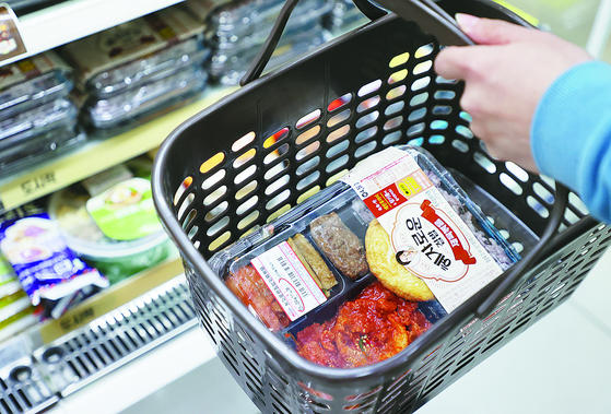 A Kim Hye-ja dosirak lunchbox is in a basket at a GS25 convenience store in Seoul on Monday. [YONHAP]