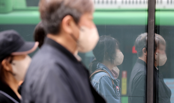 Passersby wear masks in the streets of Jongno District, central Seoul, on Thursday. [NEWS1]