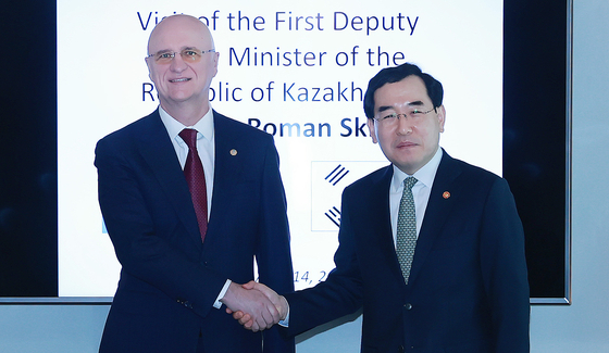 Industry Minister Lee Chang-yang, right, and Kazakhstan's First Deputy Prime Minister Sklyar Roman pose for a photo during a meeting held at Lotte Hotel in central Seoul on Friday. [MINISTRY OF TRADE, INDUSTRY and ENERGY]