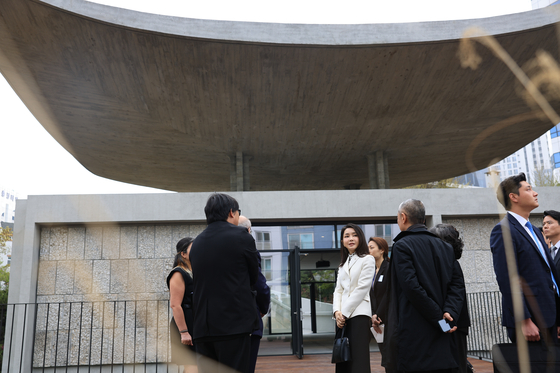 First lady Kim Keon-hee views the renovated Kim Chung-up Pavilion at the French Embassy in central Seoul on Saturday afternoon. [PRESIDENTIAL OFFICE]