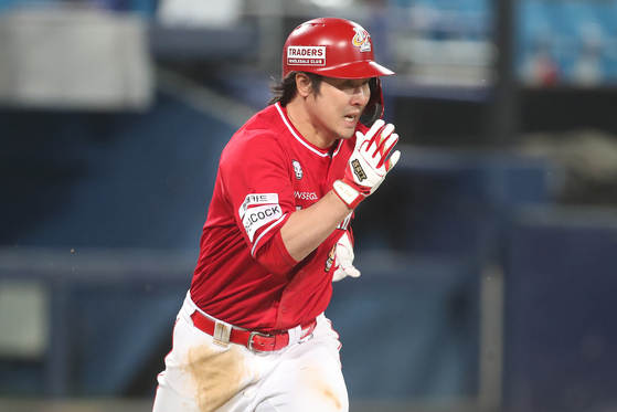 Choi Jeong of the SSG Landers runs to second in the sixth inning of a game against the Samsung Lions at Daegu Samsung Lions Park in Daegu on April 12. Choi picked up his 2,000th hit during the game, becoming the 17th player to join the 2,000 club in KBO history.  [NEWS1]