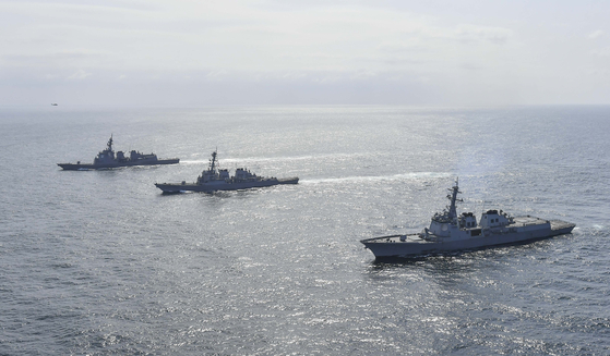 From right: the ROKS Yulgok Yi I from South Korea, the USS Benfold from the United States and the JS Atago from Japan conduct a missile defense exercise in the East Sea on Monday morning. [REPUBLIC OF KOREA NAVY]