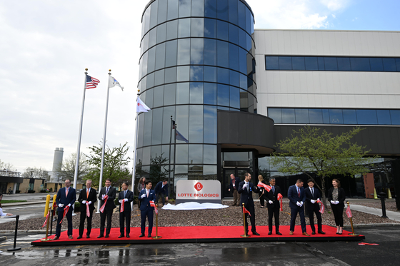 Officials pose for a commemorative photo at the plaque unveiling ceremony at Lotte Biologics' plant in Syracuse, New York, on Monday. The company purchased the factory from global biopharmaceutical company Bristol Myers Squibb for $160 million last year as part of its strategy to expand overseas. [LOTTE BIOLOGICS]