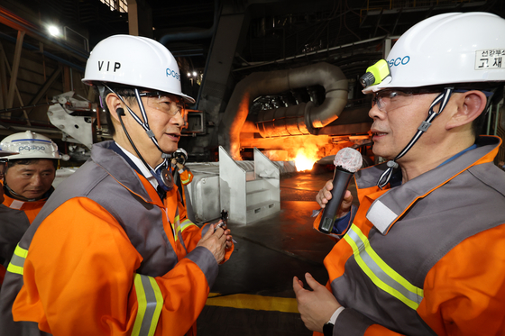 Prime Minister Han Duck-soo visits a Posco steel mill in Gwangyang in South Jeolla on Wednesday. [YONHAP]