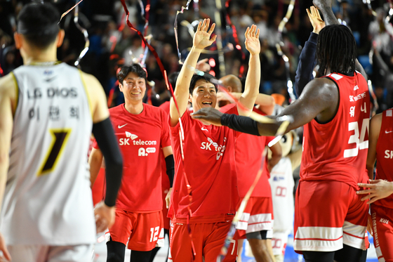 The Seoul SK Knights celebrate after beating the Changwon LG Sakers 85-84 in the third game of the final round of KBL playoffs at Jamsil Students' Gymnasium in Jamsil, southern Seoul on Tuesday. The Knights swept the Sakers with three games to zero, winning both Sunday and Tuesday's games by just a single point. The win secures the Knights a spot in the championship, where they will face either the Goyang Carrot Jumpers or the Jeonju KGC Egis.  [NEWS1]
