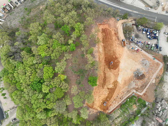 Trees on a mountain in Seo District, western Incheon, have been cut down as of Thursday, two days prior to Earth Day on Saturday. [YONHAP]