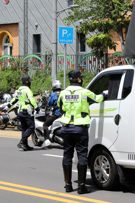 Police conduct a DUI stop in front of an elementary school in Jeju on Thursday. The police are conducting special DUI stops through May, especially near school zones. The death of nine-year-old girl Bae Seung-ah after she was hit by a drunk driver in a school zone on April 8 prompted nationwide outrage. Her dead followed the death of another nine-year-old child in a drunk driving accident in Gangnam, southern Seoul, last December. [NEWS1]