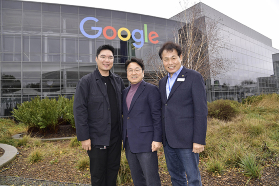 Chonnam National University President Jung, right, poses with Gwangju Mayor Kang Gi-jung, center, and Park Min-jae, Google field sales representative, left, at the Google headquarters in Mountain View, California, during a visit to the tech giant in January. [CHONNAM NATIONAL UNIVERSITY]