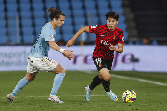 Mallorca´s Lee Kang-in, right, in action against Celta´s Goncalo Paciencia during a La Liga match in Vigo, Spain on April 17.  [EPA/YONHAP]